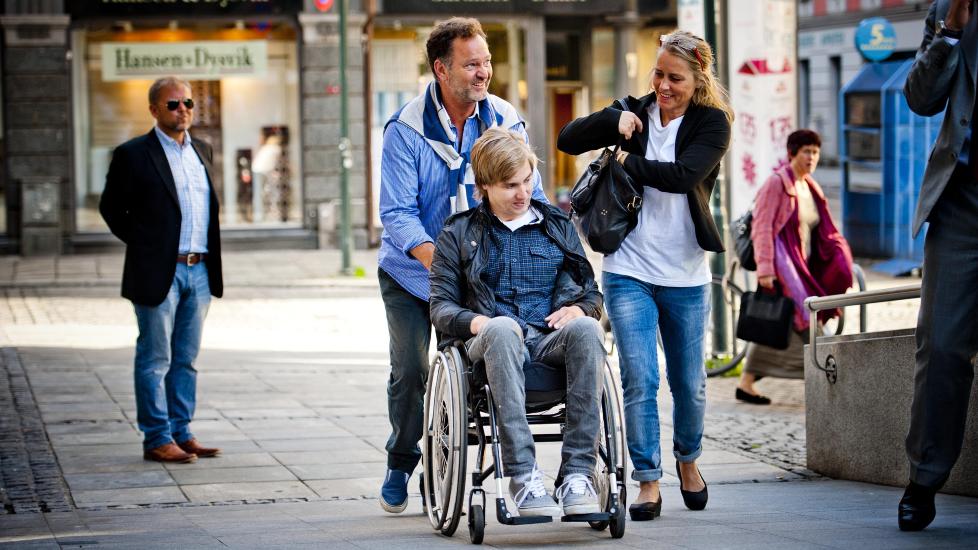 P� VEI TIL RETTEN: Robin Vedvik Helmersen har med seg kj�resten og familien i Oslo tingrett i dag. Foto: Thomas Rasmus Skaug