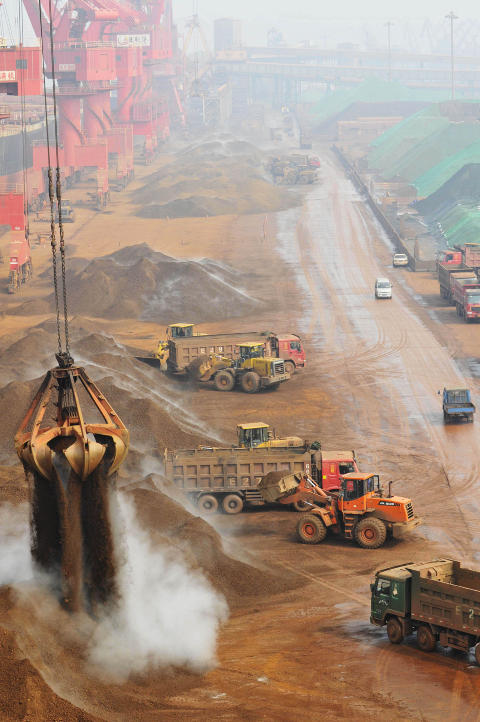 KINA KAN BLI ALTERNATIVET: Her brukes kullkraft for � utvinne jern. Dette er fra Rizhao i Shandongprovinsen. Foto: AP