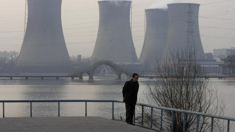STENGT F�R OL: Kj�let�rnene til Beijing Shougang Group. Her ble masovnene stengt f�r OL i 2008, fordi den lokale forurensningen var s� stor. I tillegg f�rer kull til h�ye utslipp av CO2, som er et globalt problem. Foto: AP/Ng Han Guan