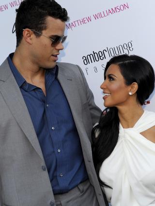 KLOKKENE RINGER: Kim Kardashian og forloveden Kris Humphries viste seg f�rste gang som forlovet par i Monaco i mai. Foto:EPA.