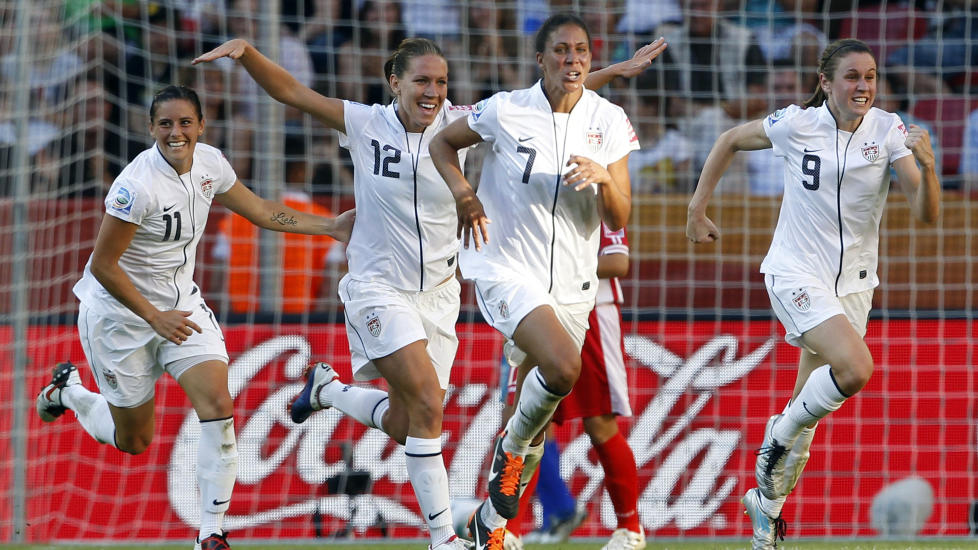GOD START: Lauren Cheney (nummer 12) feirer med lagvenninnene etter 1-0-scoringen mot Nord-Korea. Foto: REUTERS/Thomas Pete.