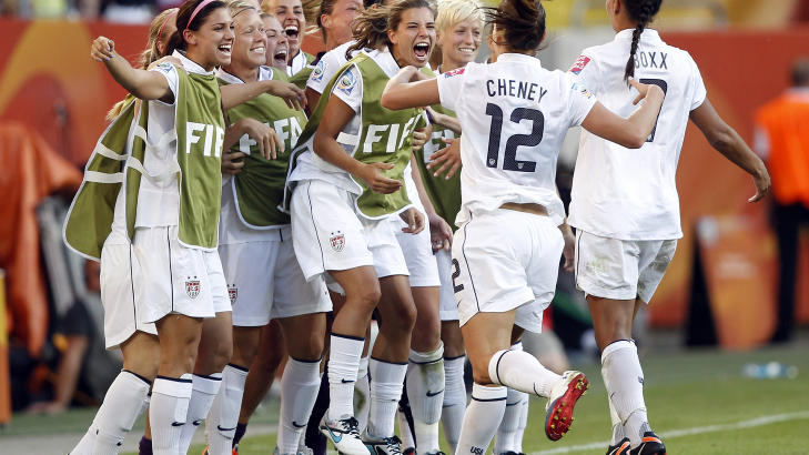 GLEDE: Lauren Cheney feirer med innbytterbenken. Foto: REUTERS/Tobias Schwarz