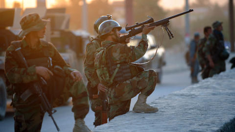OMRINGET: Intercontinental Hotel ble etter kort tid omringet av afghanske sikkerhetsstyrker. 11 personer i tillegg til de seks eller sju terroristene er meldt drept. Foto: AFP/Pedro Ugarte/SCANPIX