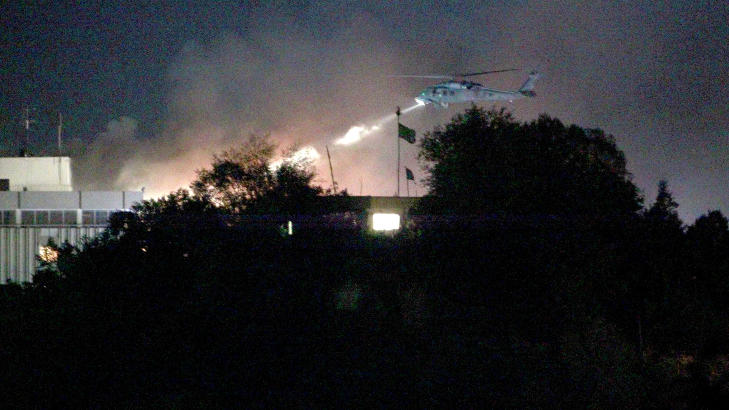 SKJ�T TERRORISTENE: Tre av Taliban-oppr�rerne hadde forskanset seg p� hotellets tak. ISAF-helikoptrene utslettet dem. Foto: OMAR SOBHANI/REUTERS/SCANPIX