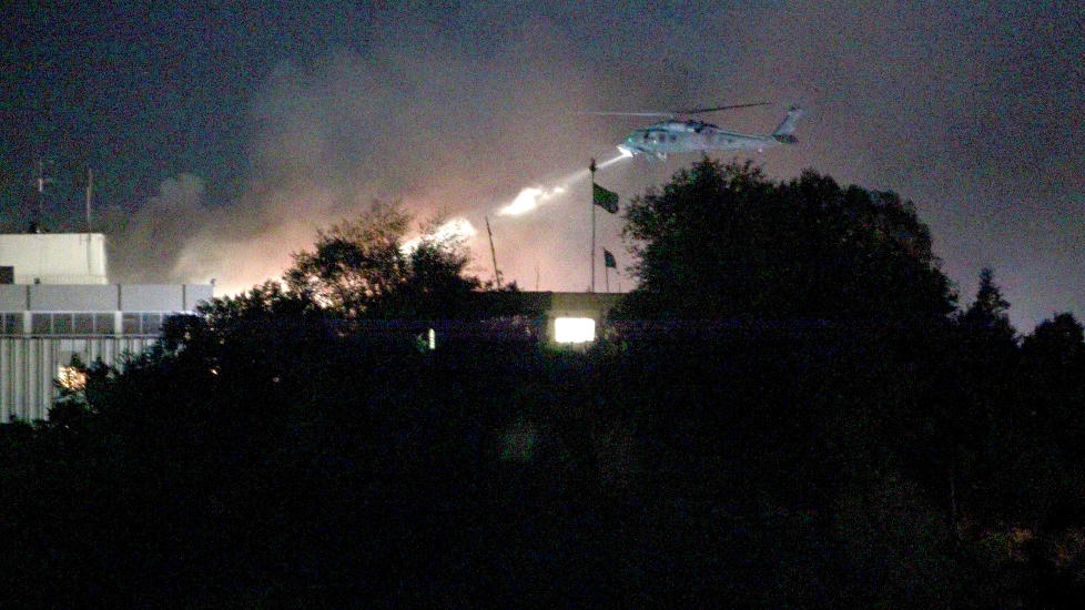 FORSKANSET SEG P� TAKET: Tre av terroristene forskanset seg p� taket og skj�t raketter mot bygninger i Kabul. Helikoptre fra ISAF-styrkene skj�t og drepte terroristene. Foto: OMAR SOBHANI/REUTERS/SCANPIX