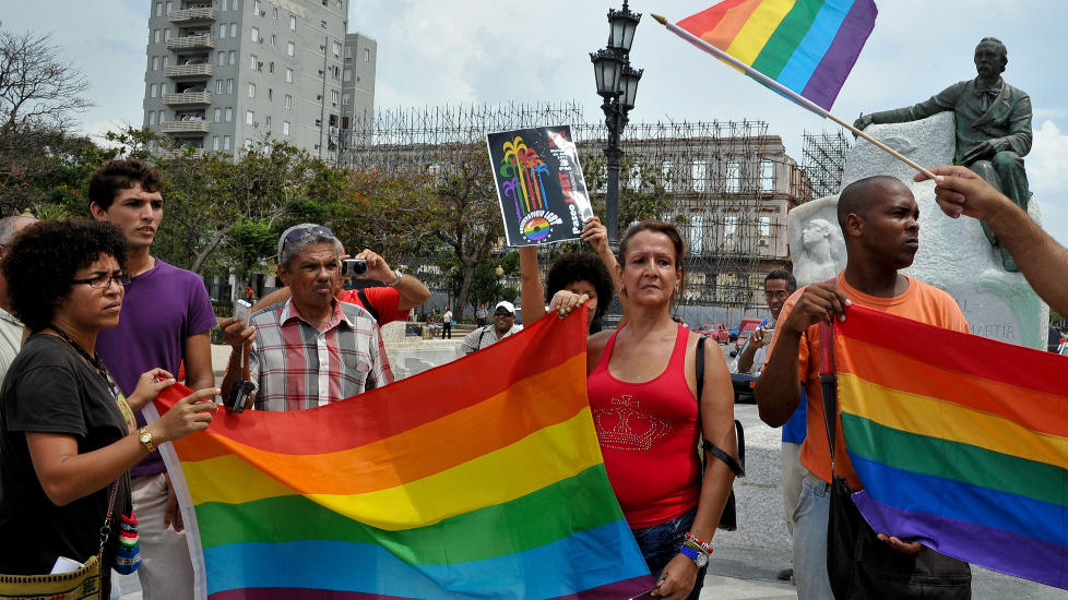 HOMOPARADE: De var ikke s� mange, men Gay Pride-paraden markerte et viktig skritt i retning av anerkjennelse av homofile p� Cuba. Foto: AFP PHOTO/ADALBERTO ROQUE/SCANPIX