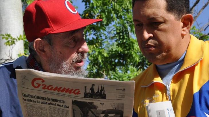 BRODERLIG: Opptaket av Chavez og Castro var hovednyhetene i g�r p� kubansk tv. Den kubanske nyhetsankeren beskrev m�tet som �broderlig� og ga ingen detaljer om presidentens helsetilstand. Foto: EPA/SCANPIX
