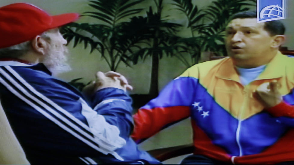 NYE BILDER: Bilder av Hugo Chavez sammen med Cubas pensjonerte autorit�re leder Fidel Castro ble vist p� kubansk tv i g�r. De nye bildene viser presidenten i en grilldress i Venezuelas farger mens han diskuterer engasjert med Castro - ogs� i grilldress. Foto: EPA/SCANPIX