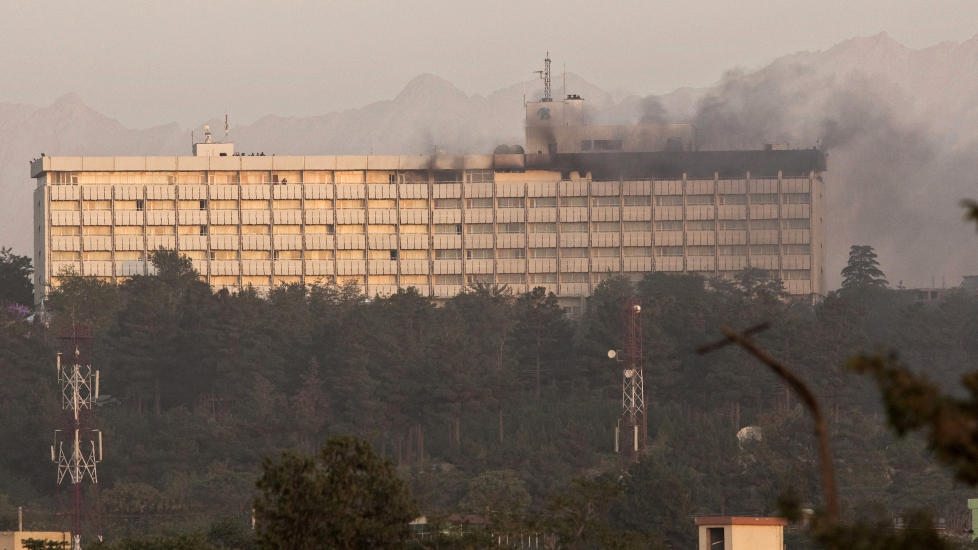 ANGREPET: Intercontinental Hotel i Kabul ble angrepet av sju selvmordsbombere i g�r. Minst to sprengte seg selv, mens resten ble drept av afghanske sikkerhetsstyrker og ISAF-styrkene. 11 personer ble drept, ni av dem sivile. Foto: REUTERS/Ahmad Masood/SCANPIX