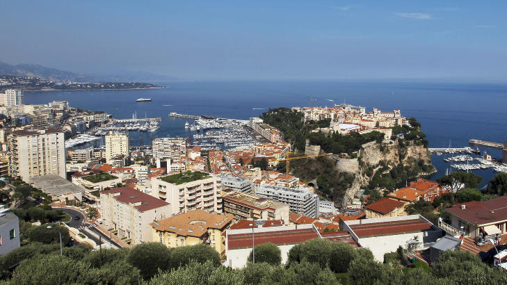 IDYLLISK: Slottet i Monaco ligger idyllisk til p� en liten fjellknaus i havet. Bryllupet mellom prins Albert og Charlene Wittstock feires 2. og 3. juli. Foto: VALERY HACHE/AFP/Scanpix