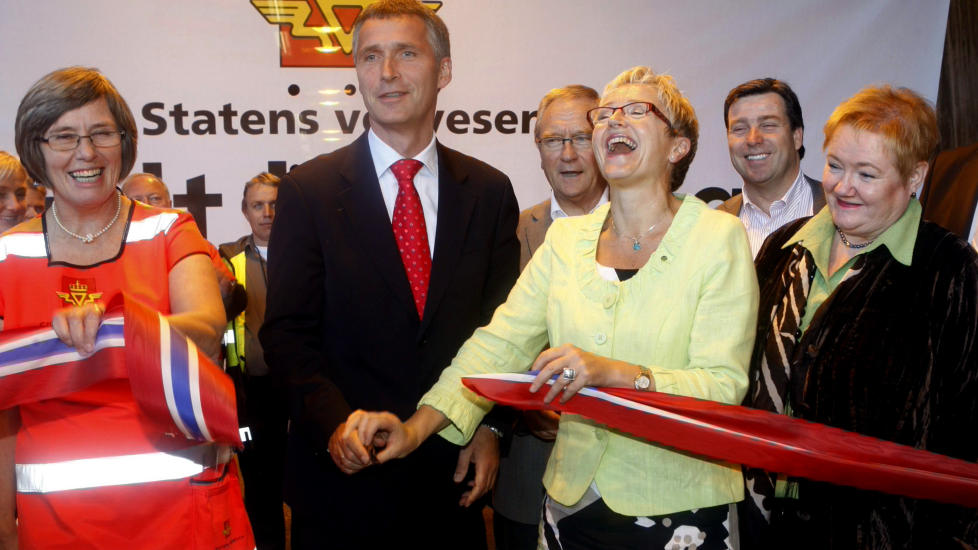 - STORM: Regionvegsjef Sidsel Sandelien (venstre) mener media lager for mye br�k rundt at Statens Vegvesen og Jernbaneverket kun hadde ett koordineringsm�te f�r Norges st�rste togstans. Her sammen med statsminister Jens Stoltenberg og tidligere samferdselsmininster Liv Signe Navarsete. Foto: Scanpix