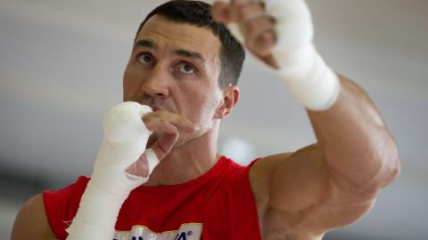 BELTEDYRET: Vladimir Klitsjko har tungvektsbeltene i IBF, IBO og WBO.  Foto: AFP PHOTO / ODD ANDERSEN