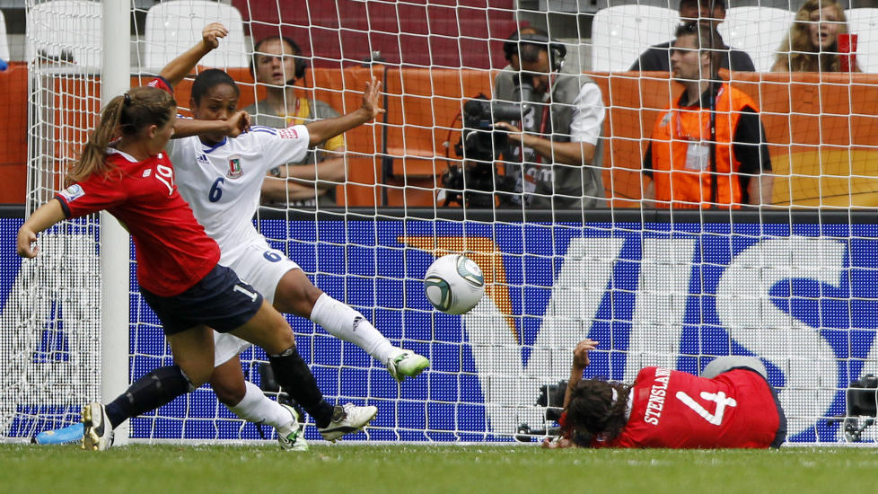 SEIN AVGJ�RELSE: Norge hadde stanget og stanget mot Ekvatorial-Guinea i 84 minutter da Emilie Haavi tok vare p� muligheten etter en retur fra keeper Miriam. Foto: SCANPIX/AP Photo/Matthias Schrader
