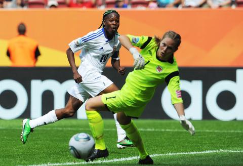 KONSTANT UROMOMENT: Kaptein Anonman kom til sjanse etter sjanse, men maktet ikke � f� ballen i m�l bak Ingrid Hjelmseth.Foto: SCANPIX/EPA/ANDREAS GEBERT