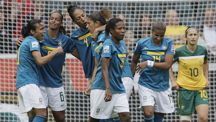 SLET SEG TIL SEIER: Jentene fra Brasil jubler etter Rosanas 1-0-scoring. Foto: REUTERS/Wolfgang Rattay