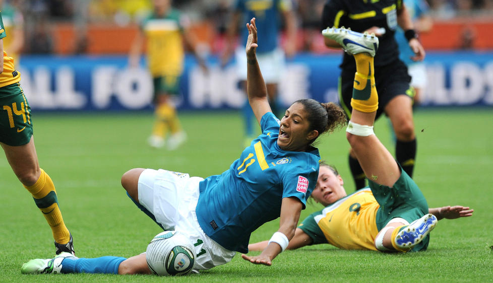 KJEMPET HARDT: Brasils Cristiane blir felt av Caitlin Foord. Brasil vant til slutt 1-0 mot Australia. Foto: AFP PHOTO / PATRIK STOLLARZ