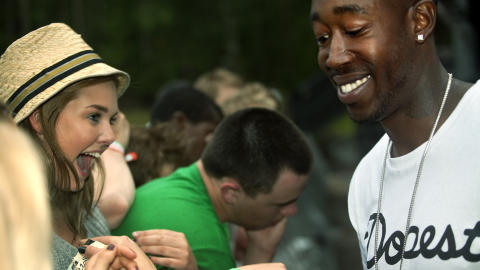 SIGNERER:: Freddie Gibbs m�ter fansen etter konserten. Foto: Anders Gr�nneberg