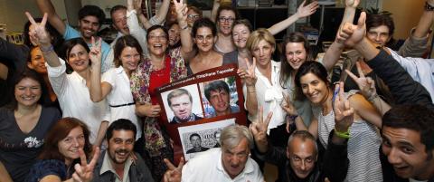 Journalister l�slatt etter 18 m�neders Taliban-fangenskap