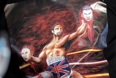 MAKABER T-SKJORTE: Det ble rabalder da David Haye tok p� seg en T-skjorte med dette motivet i 2009. Vladimir Klitsjko har ikke glemt. Foto: EPA/Franz-Peter Tschauner