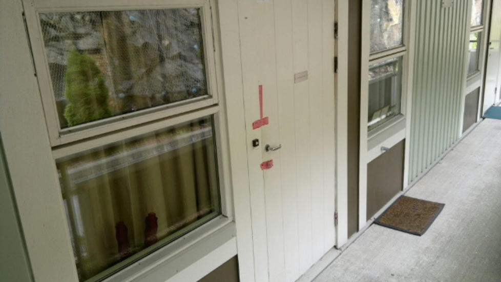 SPERRET AV: Asbj�rn Korneliussen ble funnet alvorlig skadd etter et n�danrop fra dennen leiligheten ved Melkeplass?en i Bergen. Han d�de kort tid etter av skadene. Foto: Tor Erik Mathiesen