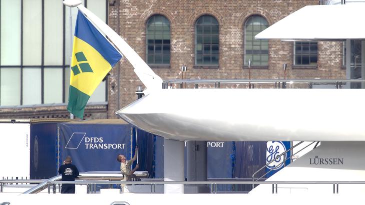 KARIBISK FLAGG: �Valerie� er if�lge skipssider registrert i det karibiske skatteparadiset Cayman Islands, men seiler under flagget tilh�rende en annen karibisk �ystat, Saint Vincent og Grenadinene. Foto: BJ�RN LANGSEM / DAGBLADET