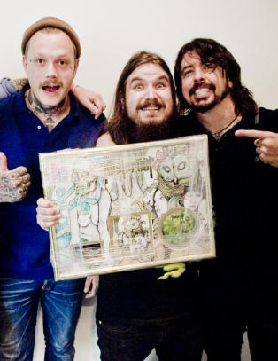 Her f�r Kvelertak gullplate av Dave Grohl