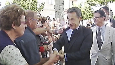 SEKUNDET FØR: Verken publikum, sikkerhetsvaktene eller Sarkozy selv har rukket å registrere grepet i jakka. FOTO: FRANSK TV/REUTERS/SCANPIX. SEKUNDET FØR: Verken publikum, sikkerhetsvaktene eller Sarkozy selv har rukket å registrere grepet i jakka. FOTO: FRANSK TV/REUTERS/SCANPIX.