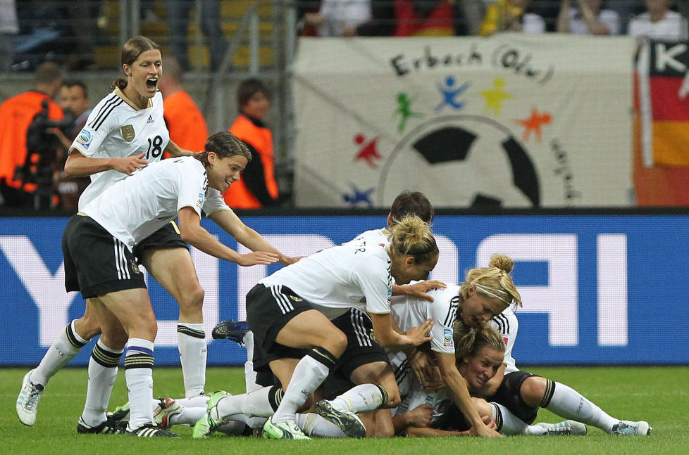 MATCHVINNER: Simone Laudehr (nederst i klynga) sendte vertsnasjonen Tyskland til kvartfinale i VM. Ogs� Frankrike er klare for neste runde etter storseier mot Canada.Foto: SCANPIX / AFP PHOTO / DANIEL ROLAND