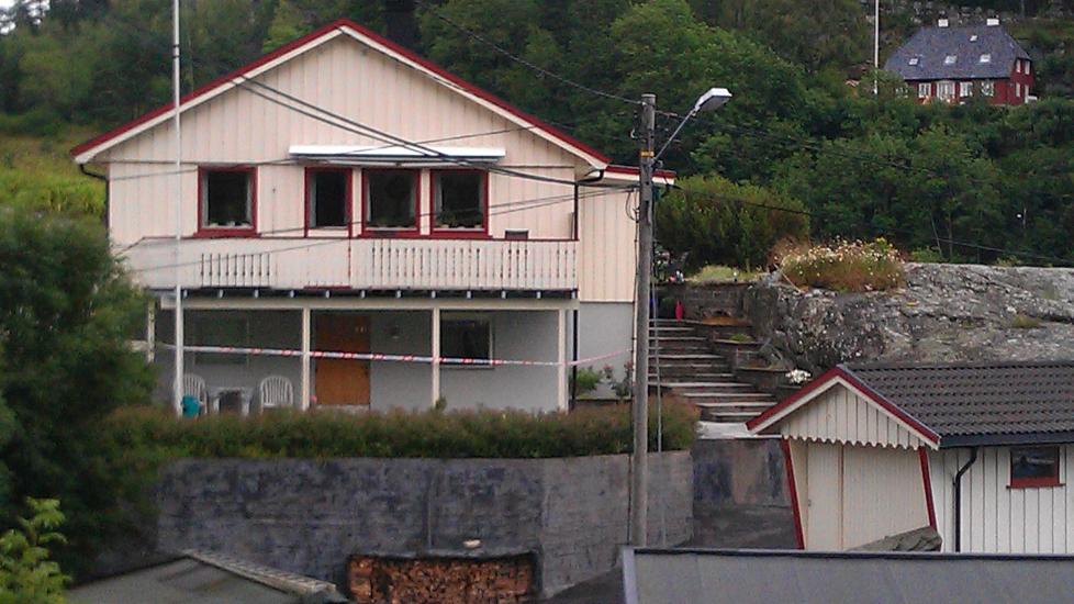 KNIVSTUKKET<: En 20 �r gammel mann ble knivstukket i dette huset i Krager� i g�r. En 22-�ring ble senere p�grepet like i n�rheten. Foto: Per Fl�the