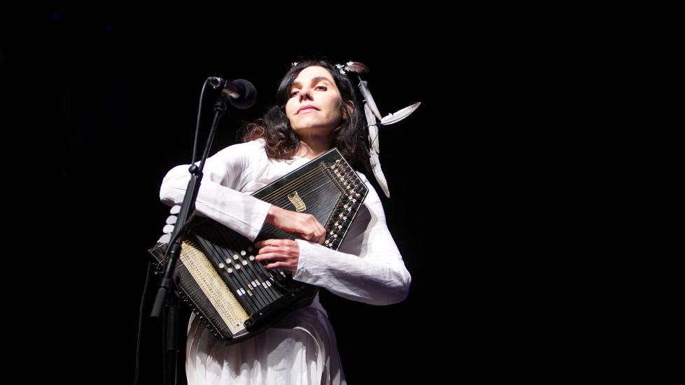 UNIKUM: Britiske PJ Harvey avsluttet torsdagskvelden p� Roskildefestivalen. Foto: Eirik Helland Urke / Dagbladet