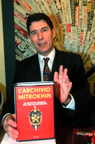 KOM MED BOK I 1999: Den britiske historikeren Christopher Andrews f�rste bok basert p� det hemmelige KGB-arkivet skapte brudulje i flere europeiske land. Boka om Skandinavia har ligget innel�st i en skuff siden begynnelsen p� 2000-tallet. Foto: AP/PLINIO LEPRI