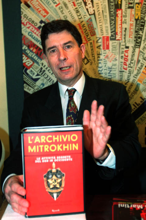 JOBBET SAMMEN MED MIKTROKHIN: Den britiske professoren Christopher Andrew har gitt ut flere b�ker p� grunnlag av Mitrokhin-arkivet. Her er han med den italienske utgaven 'L'archivio Mitrokhin', som skapte rabalder i Italia med sine spionavsl�ringer. Foto: AP/Plinio Lepri
