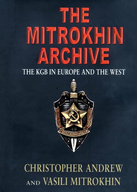 NAVNGA EN REKKE UKJENTE SPIONER: Boka Miktrokhin-arkivet kom i 1999. Blant annet omtalte den fem ukjente britiske agenter som hadde jobbet for KGB. Foto: EPA
