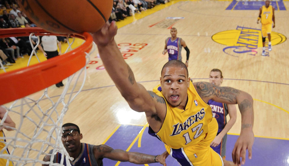 SPILLERNE I STREIK: NBA og spillerorganisasjonen NBP� har ikke kommet til enighet, og dermed er spillerne ute i streik. Spillerne krever blant annet � ikke ha l�nnstak. Her ved Shannon Brown. Foto: AP Photo/Mark J. Terrill.