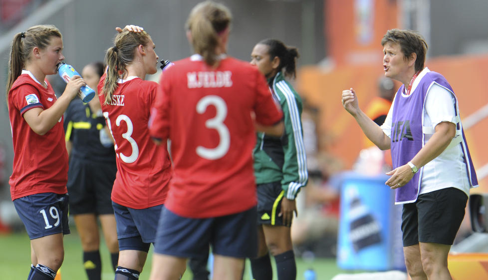 STOR PR�VE:  Eli Landsem og de norske fotballjentene m�ter Brasil p� s�ndag. Foto: AP Photo / Kerstin Joensson