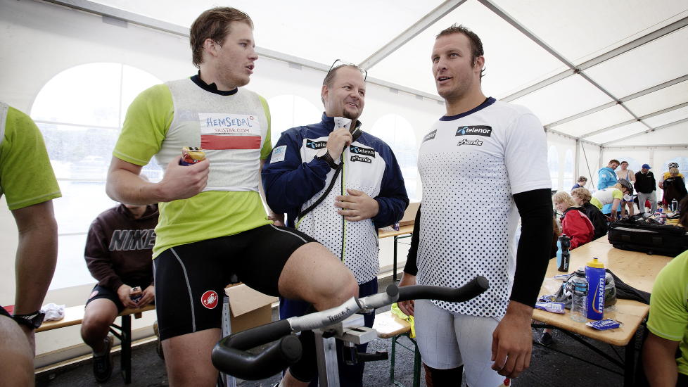 SMALHALS: Den norske alpinsatsingen sliter med trange �konomiske k�r. Kjetil Jansrud (til venstre) og Aksel Lund Svindal (til h�yre) vil ikke lide under de mangelnde inntektene, men alpinlandslagets sportssjef Claus Ryste (i midten) frykter for rekrutteringen.Foto: Linn Cathrin Olsen / SCANPIX