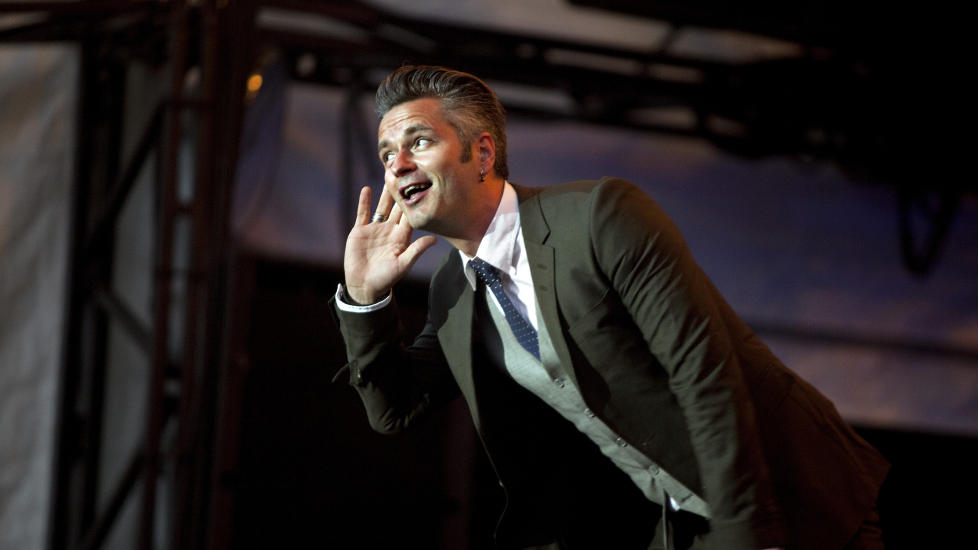 I SIN HULE H�ND:Janove Ottesen hadde full kontroll p� publikum under sin konsert p� Hovefestivalen. Foto: Anders Gr�nneberg