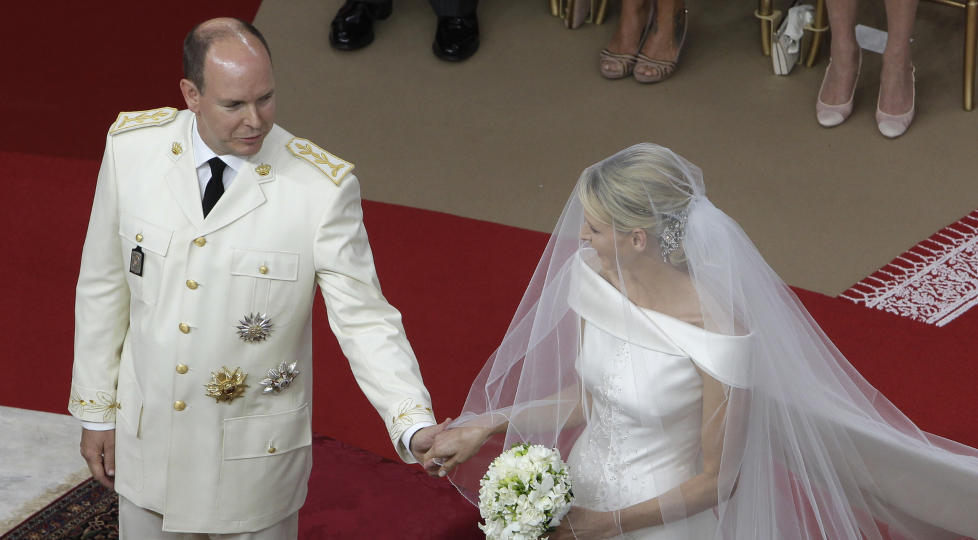 GIFT IGJEN: Charlene og Albert ga hverandre sitt �oui� ogs� i dag. Foto: Lionel Cironneau/AP Photo/Scanpix