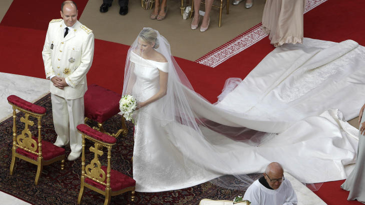 FORN�YD BRUDGOM: Fyrst Albert smiler ved synet av sin vakre brud.  Foto: Lionel Cironneau/AP Photo/Scanpix