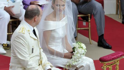 SMILER: Charlene smiler til fyrst Albert under vielsen. Foto: Bruno Bebert/Scanpix