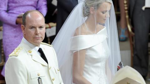 HVITT B�de bruden og brudgommen var kledd i hvitt for anledningen. Foto: Bruno Bebert/Scanpix