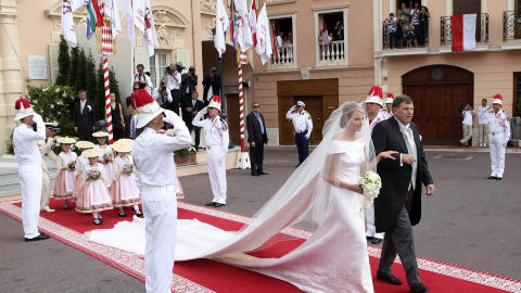 SLEP: Brudekjolen har et langt slep. Foto: Joel Ryan/AP Photo/Scanpix