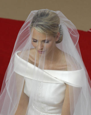 VAKKER: Charlene er en nydelig brud. Foto: Lionel Cironneau/AP Photo/Scanpix