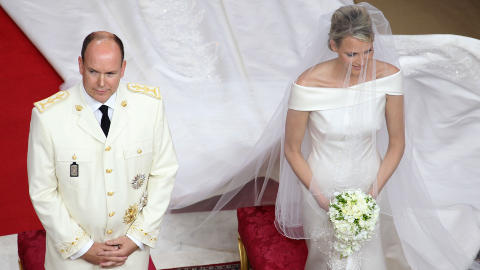 VIELSEN: Brudeparet under vielsen i fyrstepalassets borgg�rd. Foto: Valery Hache/AFP Photo/Scanpix