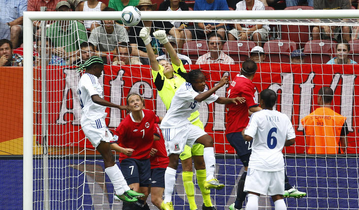 N�KKELEN?: Brasil mener Norge er farlige i luftrommet. D�dballer kan vise seg � bli n�kkelen til suksess mot Brasil i morgen. Foto:    REUTERS/Michael Dalder