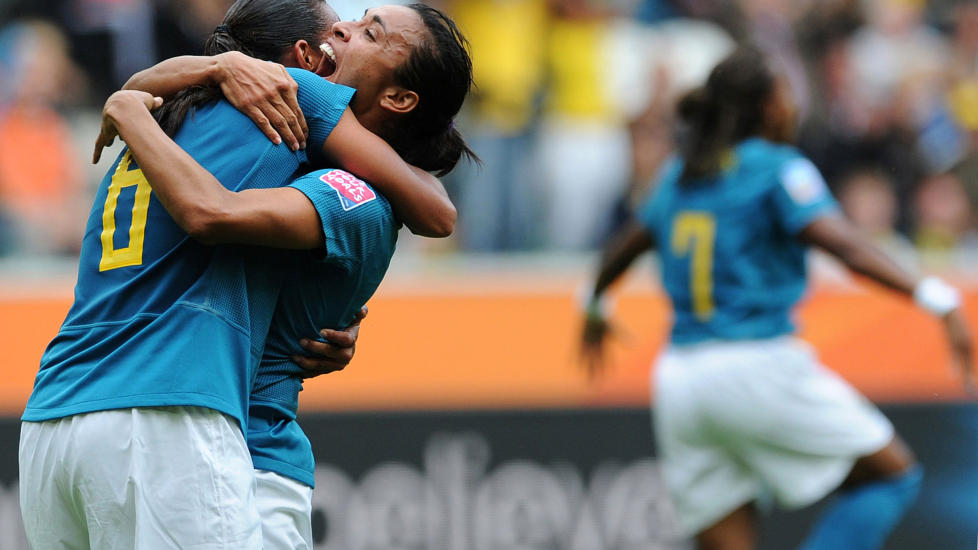 FRYKTER NORGE: Marta og Rosana jubler etter 1-0-seier mot Australia i �pningskampen i VM. Foto. N� frykter de d�dballstyrken til Norge. Foto: AFP PHOTO / PATRIK STOLLARZ