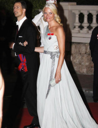 Mette-Marit kom arm i arm med prins Alois