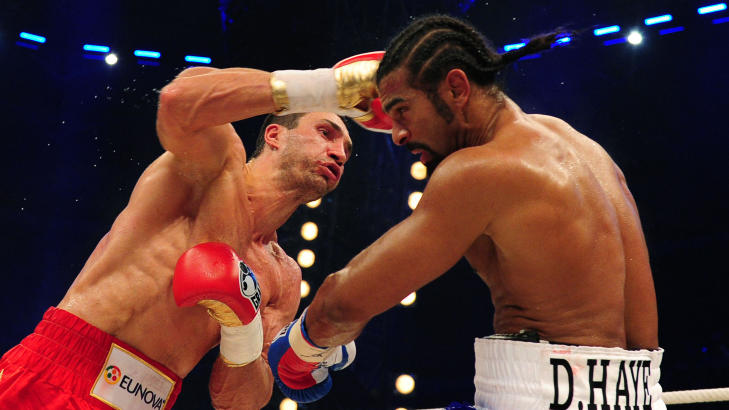 TREFF: Klitsjko klarte ikke sl� knock out p� Haye, men vant p� poeng. Foto: AFP PHOTO / JOHANNES EISELE