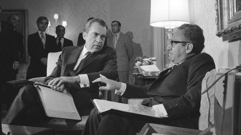 AVLYTTET HENRY KISSINGERS TELEFON: KGB var p� banen da Kissinger (til h�yre) var r�dgiver for president Nixon. Foto: AP