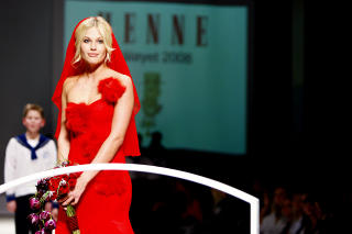 MOTEBRUD: Maria har tidligere vist frem brudekjoler som modell p� Oslo Fashion Week. Foto: Sara Johannessen / SCANPIX